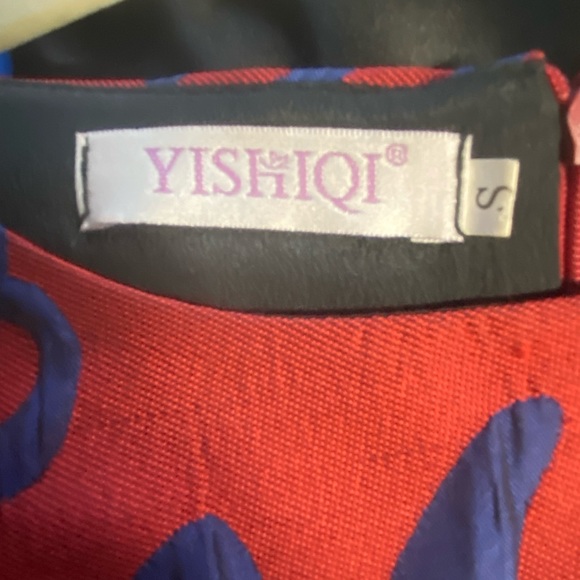 Red dress with flowers - Picture 3 of 3